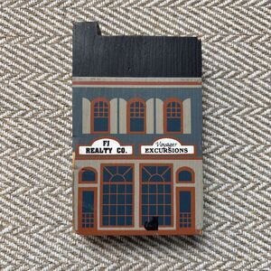 1990 The‎ Cats Meow Series VIII F J Realty Company Wooden Shelf Sitter